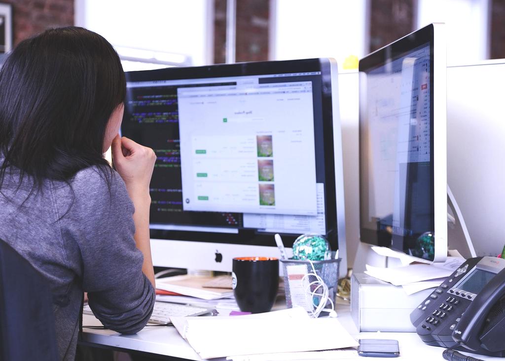 Luxuriöse Corporate Gala mit elegantem Abendessen und Rednerbühne