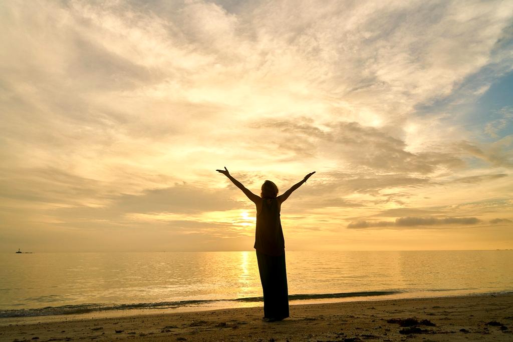 Bunte Menschenmenge auf Open-Air Musikfestival bei Sonnenuntergang