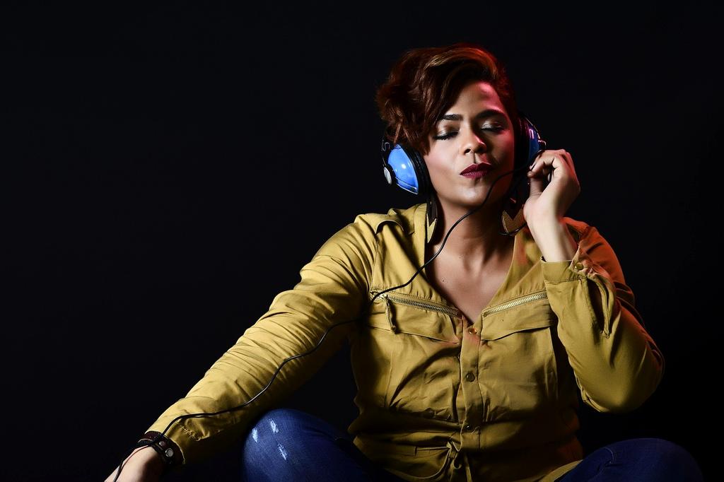 Quantum audio processing equipment with crystalline sound wave visualization