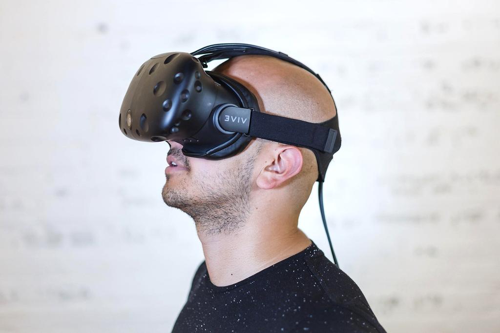 Person mit VR-Brille in futuristischer Eventumgebung